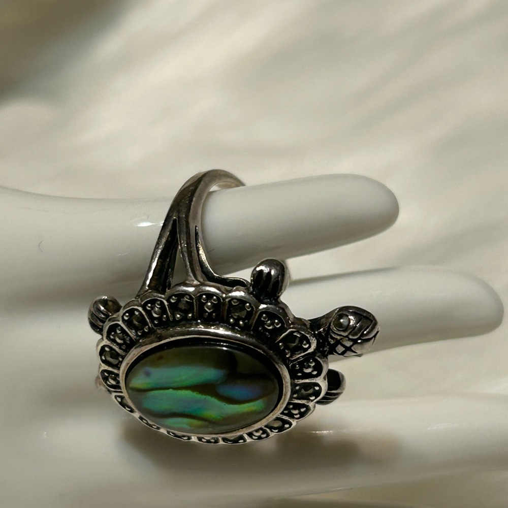 Elegant Silver and Green Abalone Ring - Picture 2 of 6
